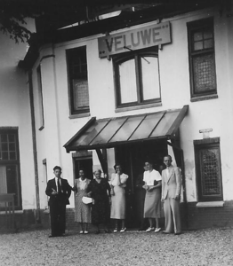 58 - Tonia Kolkman met gasten bij de ingang